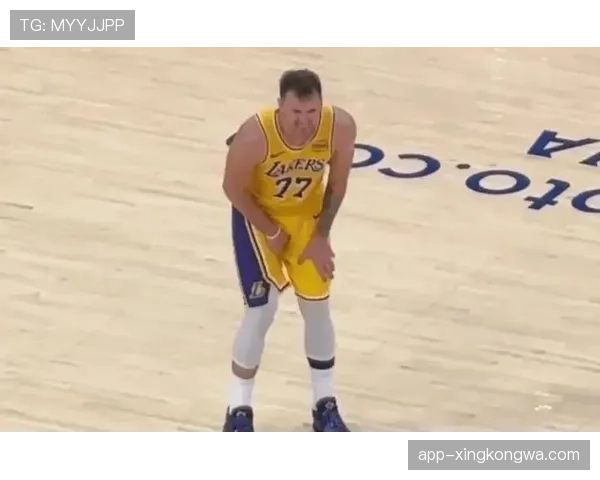 戴维斯挡拆拉开空间助力湖人关键时刻防守提升效率