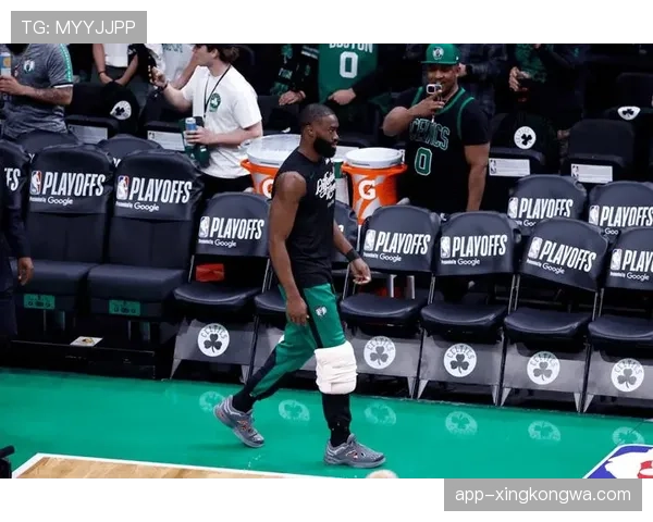 杰伦·布朗突破创造空位投篮效率提升显著拉开防守差距