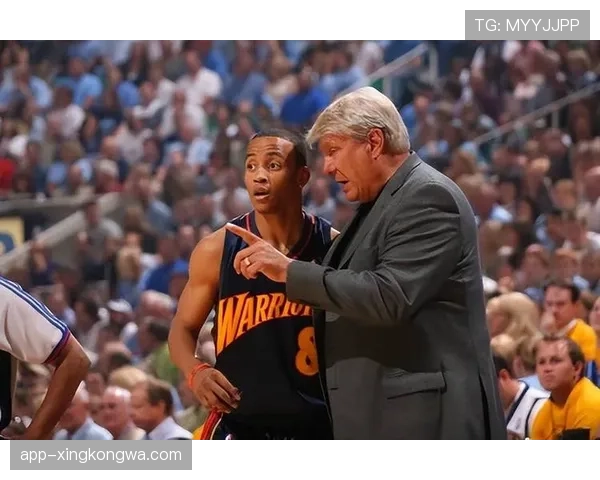 理查德森无球跑动拉开空间，三分效率显著提升